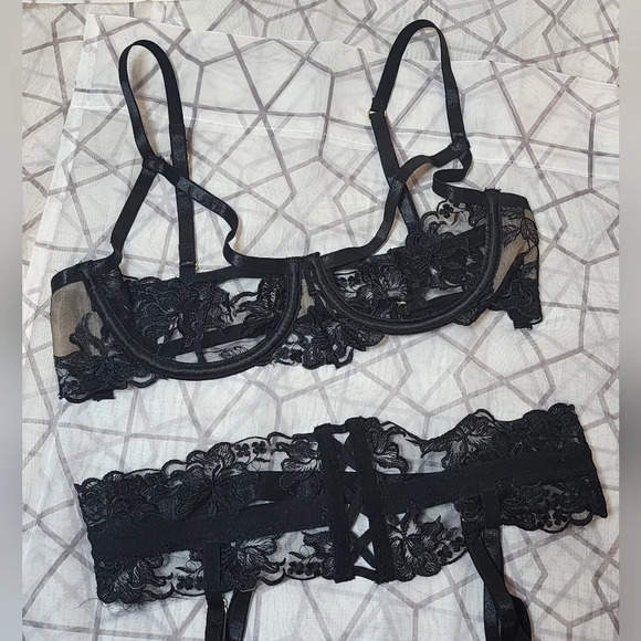 Colette & Sebastian Luxury Intimate Set - Picture 3 of 8